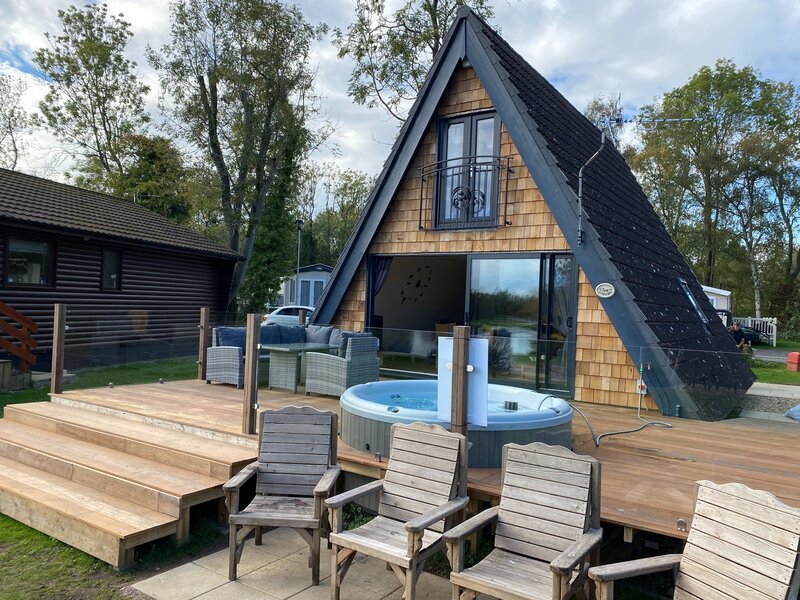 Widgeon Bespoke Cabin With Fishing, Hot Tub Situated @ Tattershall ...