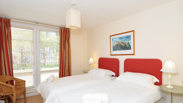 54B-2-twin-room - Double room with twin beds in Edinburgh rental apartment
