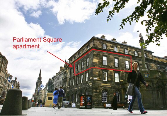 Street view of Parliament Sq 3 Edinburgh Self Catering - Street view of Edinburgh Self Catering Parliament Sq 3 apartment.