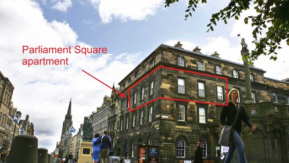 Street view of Parliament Sq 3 Edinburgh Self Catering - Street view of Edinburgh Self Catering Parliament Sq 3 apartment.