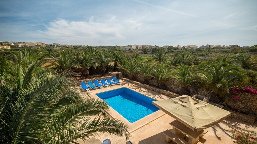 Bezitt Farmhouse Views - This restored traditional farmhouse has an idyllic countryside location. The pool is surrounded by an oasis of palm trees. Heaven!!
