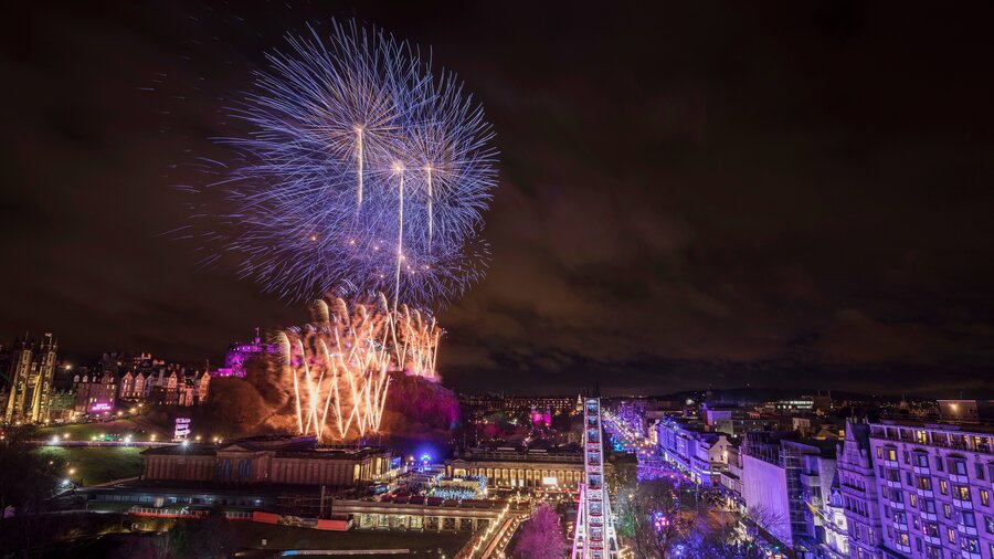 Hogmanay Fireworks in Edinburgh - Hogmanay Fireworks from Edinburgh Castle (© Visit Scotland)