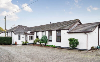 11198307 - Redroofs by the Woods (© Redroofs 2025)