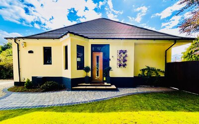 Front Entrance - Welcome to No 6!