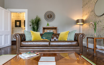 Lounge in a Holiday Rental in Scotland - Cosy living room with a warm ambiance, high-speed internet, and ample space for both University of Edinburgh graduates