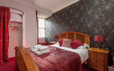 LadyStairsClose_2-15