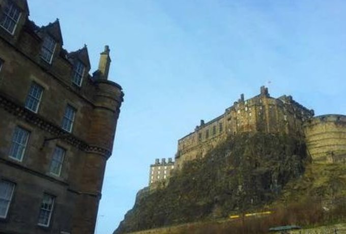 The apartment is situated next to Edinburgh Castle