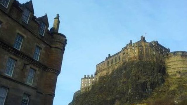 The apartment is situated next to Edinburgh Castle
