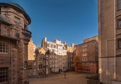 LadyStairsClose-3
