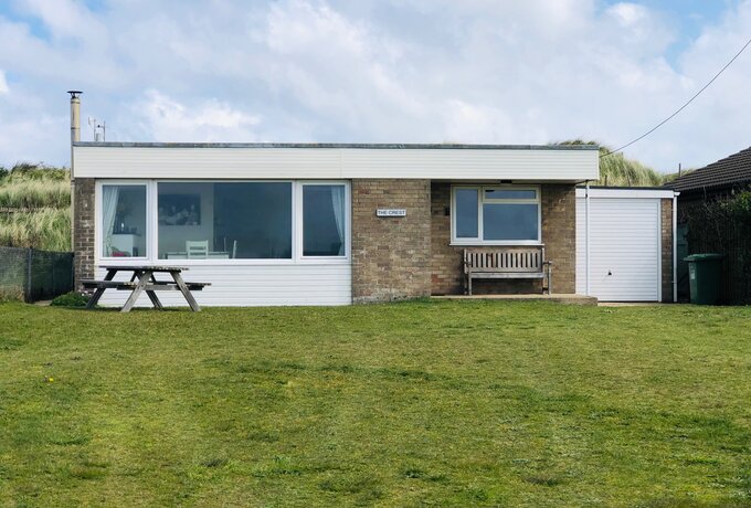 Beach Bungalow on the Norfolk coast - The Crest is a self catering holiday let set on a sandy beach between the blue flag beach of Sea Palling and Happisburgh village which is known for its red and white stripped lighthouse.