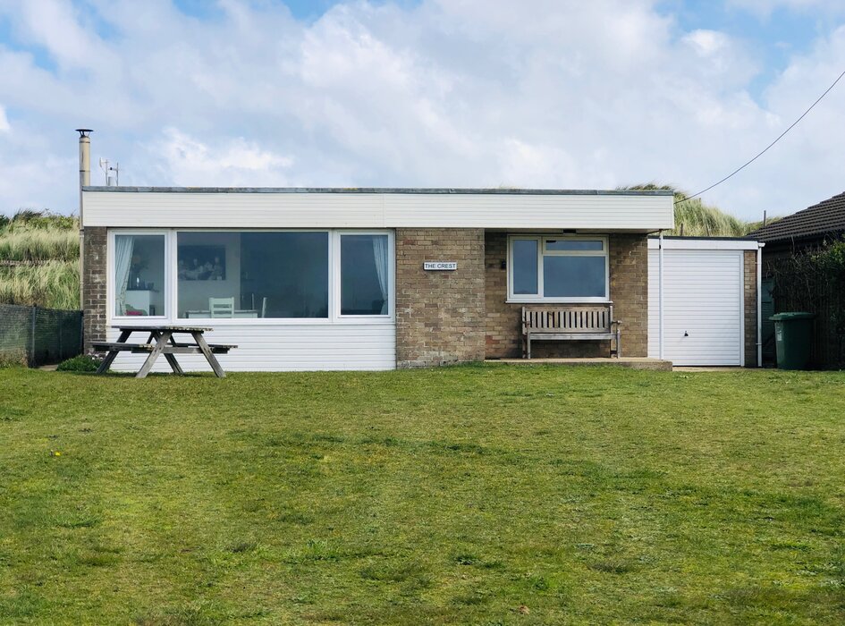 Beach Bungalow on the Norfolk coast - The Crest is a self catering holiday let set on a sandy beach between the blue flag beach of Sea Palling and Happisburgh village which is known for its red and white stripped lighthouse.