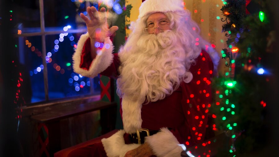 Santa welcomes you! (© Tim Mossholder on Unsplash)