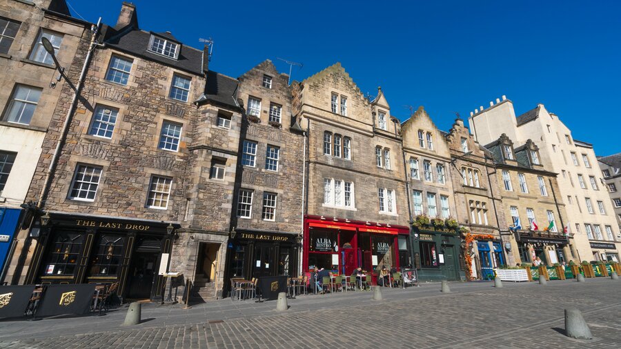 Grassmarket - Grassmarket in Edinburgh, with cobbles and traditional tenement buildings (© Visit Scotland)