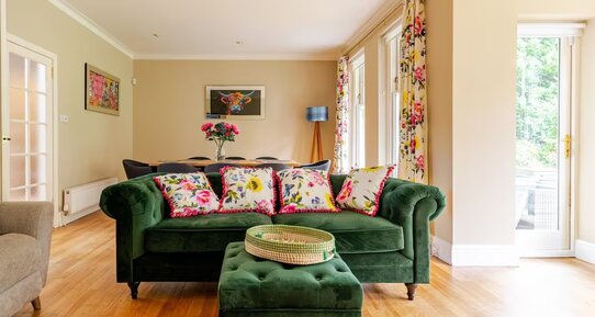 Inviting Living & Dining Rooms in Cramond - Stylish and welcoming, the living area blends comfort with vibrant touches for a homely feel
