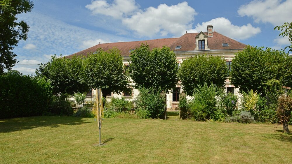 Moulin du Martinet, gardens - Gardens of holiday rental, mown lawn with well kept trees lining the entry (© Voila Villas France)