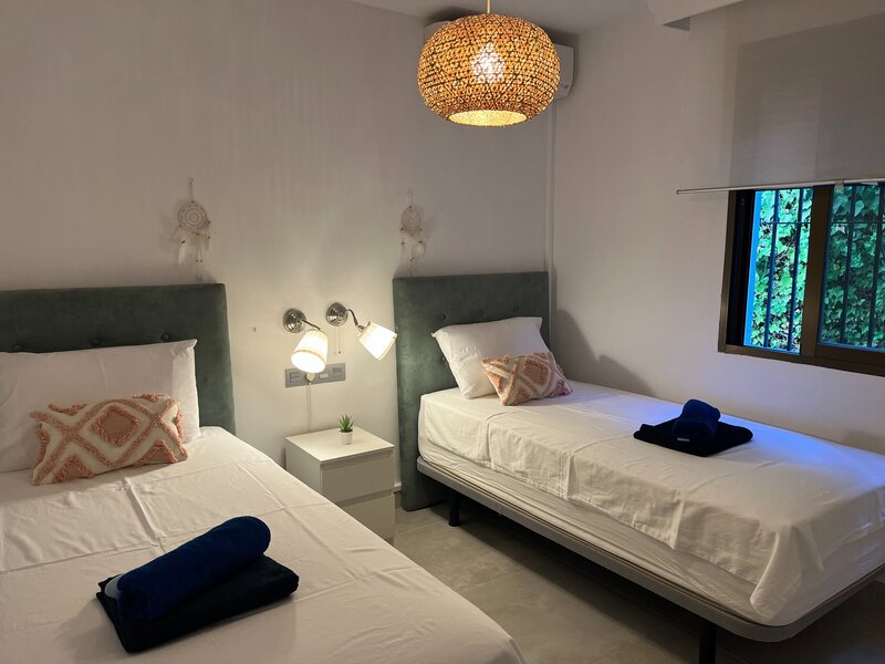 Twin bedroom with modern decor