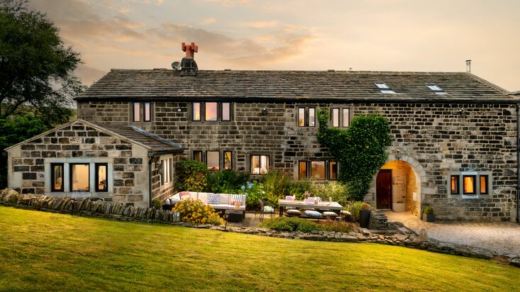 House facade dusk shot 2025