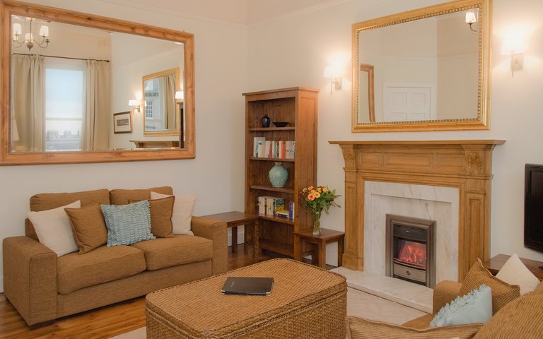 LDP 15 - Family living room with decorative fireplace in Edinburgh holiday let LDP 15 - Family living room with decorative fireplace in Edinburgh holiday let