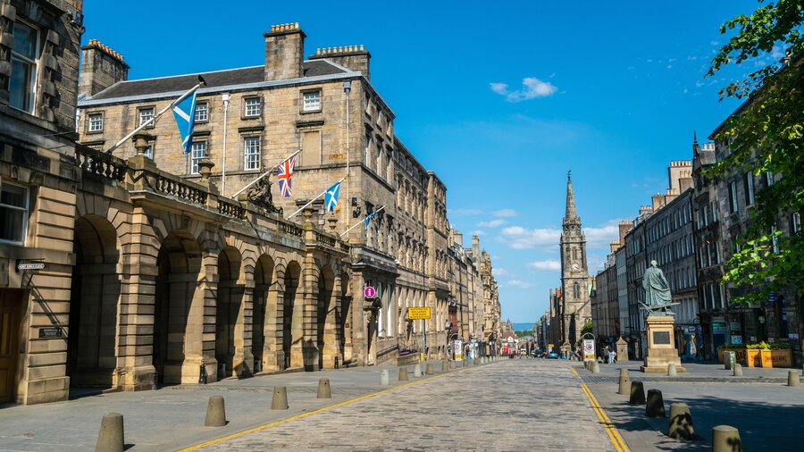 Royal Mile, Edinburgh - The Royal Mile in Edinburgh, a historic cobbled street linking Edinburgh Castle and The Palace of Holyroodhouse (© Visit Scotland)