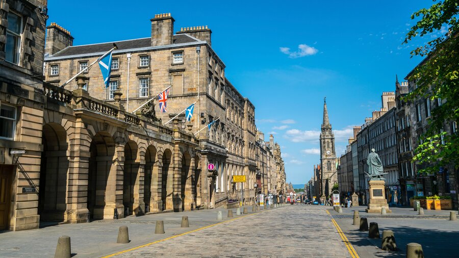 Royal Mile, Edinburgh - The Royal Mile in Edinburgh, a historic cobbled street linking Edinburgh Castle and The Palace of Holyroodhouse (© Visit Scotland) Royal Mile, Edinburgh - The Royal Mile in Edinburgh, a historic cobbled street linking Edinburgh Castle and The Palace of Holyroodhouse (© Visit Scotland)