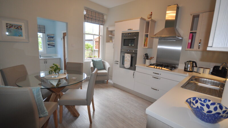 Links Corner, stunning 2 bedroom holiday apartment in Gullane - Kitchen diner (© Coast Properties)