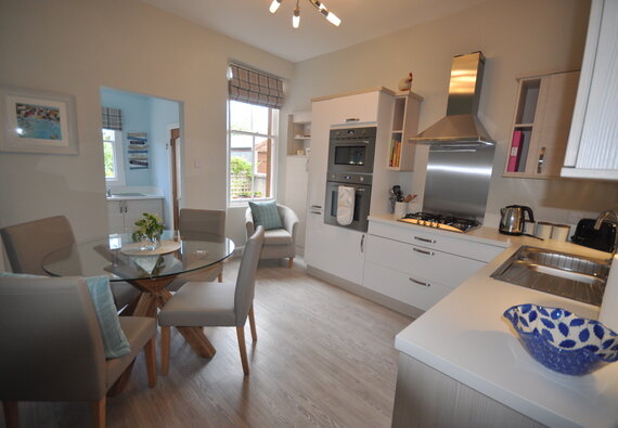 Links Corner, stunning 2 bedroom holiday apartment in Gullane - Kitchen diner (© Coast Properties)