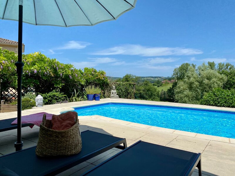 Family villa with swimming pool and large garden