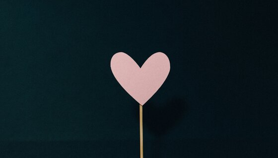 Holiday accommodation in Scotland for romantic breaks - A paper heart on a stick against a black background. (© Kelly Sikkema)