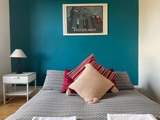 Double bedroom 1 in family holiday flat in Edinburgh