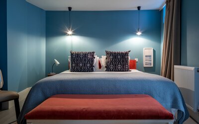 Inviting Bedroom in a Family Friendly Let - Elegantly designed bedroom featuring a comfy king-sized bed, plush linens and sophisticated décor