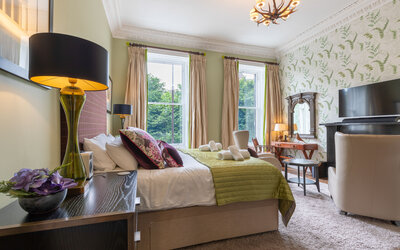 Luxurious Master Bedroom for a Business Trip - Spacious and elegantly designed bedroom featuring a modern décor and fantastic views of the Castle