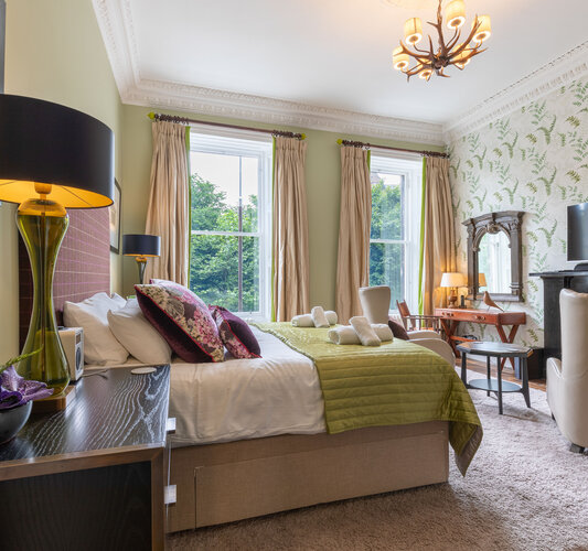 Luxurious Master Bedroom for a Business Trip - Spacious and elegantly designed bedroom featuring a modern décor and fantastic views of the Castle