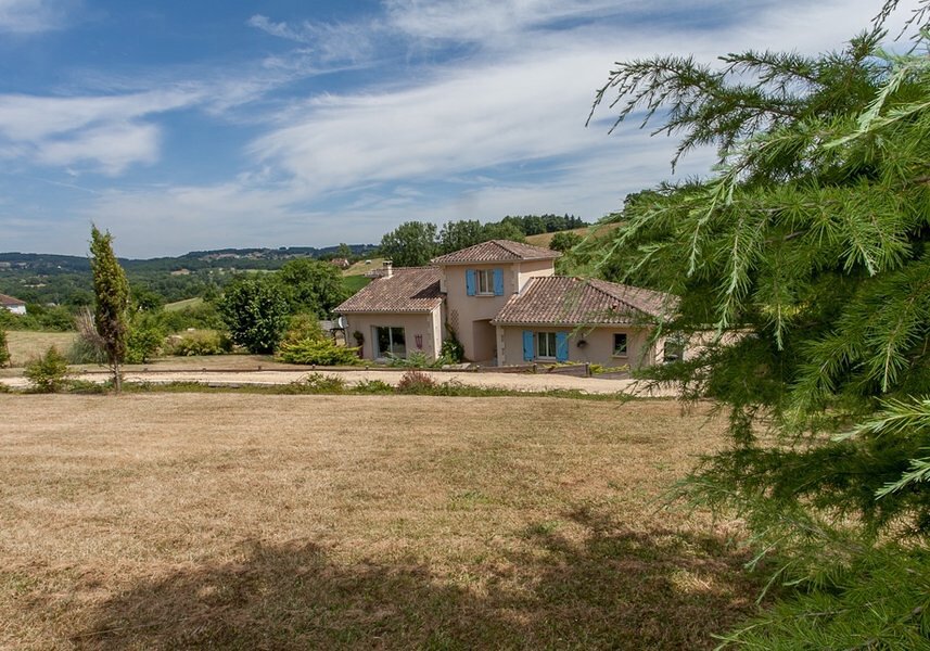 Holiday villa with pool, close to Tourtoirac and Hautefort. Pets allowed