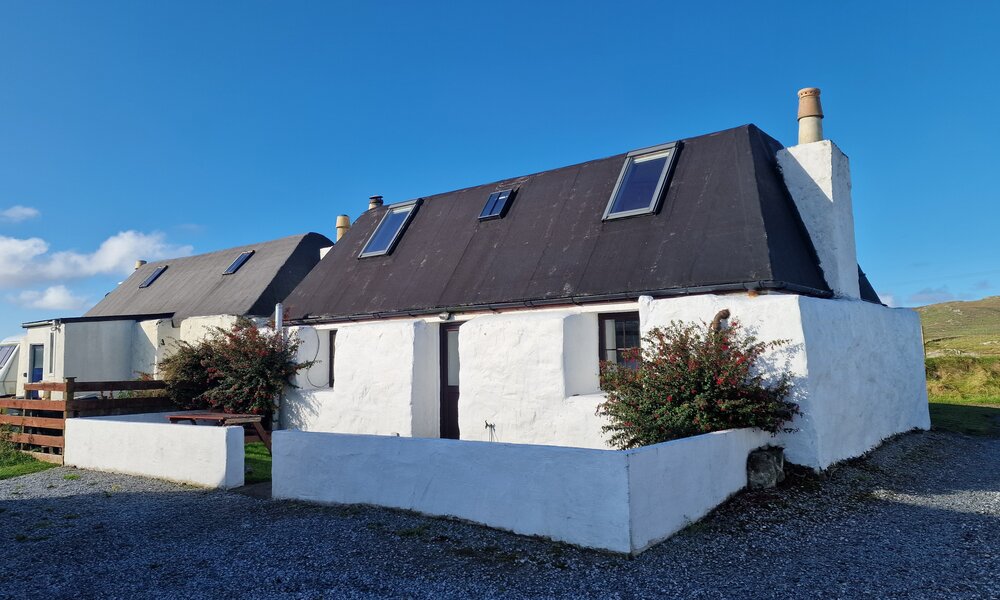 Myrtle Bank Holiday cottage, Tiree - Myrtle Bank is a renovated traditional Tiree 'blackhouse'. It is situated amongst a small group of houses in Mannal. The self catering cottage has sea views and is approximately 40 m from the beach.