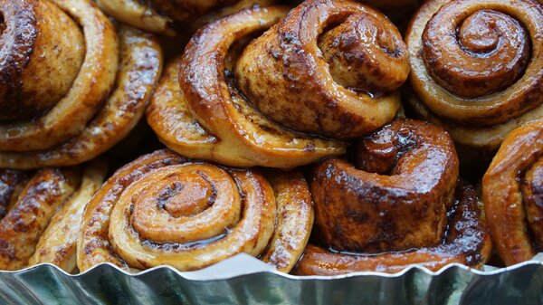 Cinnamon rolls - Basket of cinnamon rolls (© Beth MacDonald on Unsplash)