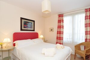 54B-6-double-bedroom - Cosy double bedroom with double bed Edinburgh rental apartment