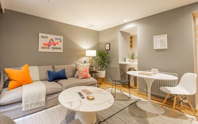 5aa0f102-a507-4809-9a10-af1100d893c6 - An inviting living room designed with modern travellers in mind. It features comfortable seating and stylish furnishings, creating a relaxing atmosphere in the heart of the city.