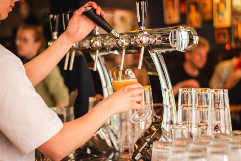 Bartender pouring a beer in an Edinburgh pub - Bartender pouring a beer (© Louis Hansel on Unsplash) Bartender pouring a beer in an Edinburgh pub - Bartender pouring a beer (© Louis Hansel on Unsplash)