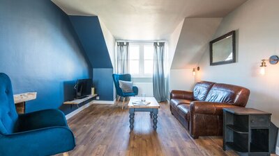 Lounge - Seaview Loft - Spacious lounge at Seaview with a beautiful feature wall, a Dunbar holiday let