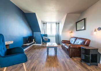 Lounge - Seaview Loft - Spacious lounge at Seaview with a beautiful feature wall, a Dunbar holiday let