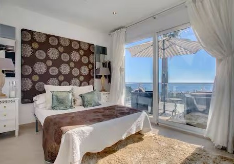 Bedroom with sea view
