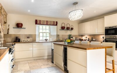 Modern Kitchen in a Corporate Rental - Spacious and modern kitchen, featuring an island a high-spec appliances