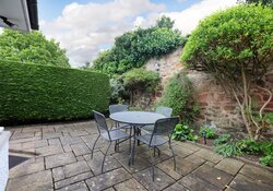 Primrose Cottage - courtyard garden