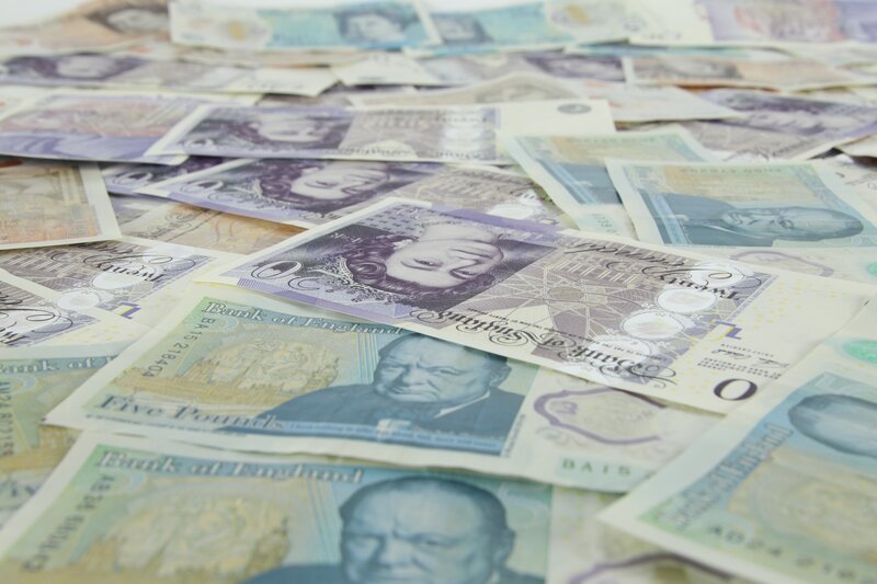 Pound sterling notes (© Christopher Bill on Unsplash)