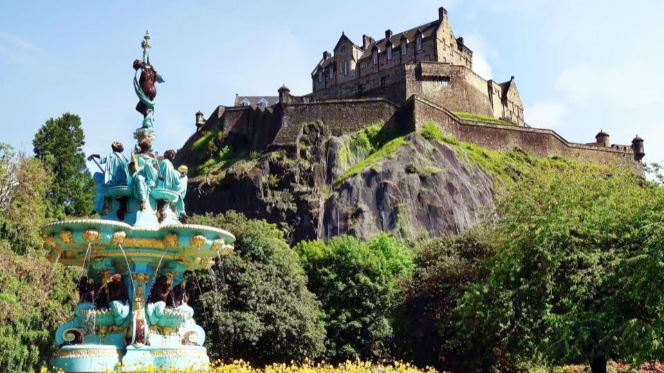 Find out what's on in Edinburgh in August 2023 - Image of Edinburgh Castle and the Fountain in Princes Street gardens. (© @kwakus @ Unsplash)