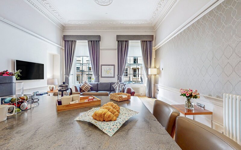 19-web-or-mls-242 West George Street Ground Flat CAMPBELL_22 - Open-plan dining area perfect for shared meals