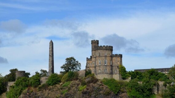 Edinburgh August Festivals 2025 - Nelson Monument, a tall monument in dedication to Nelson and Dugald Stewart Monument, a memorial to the Scottish philosopher Dugald Stewart. (© DejaVu Designs on Freepik)