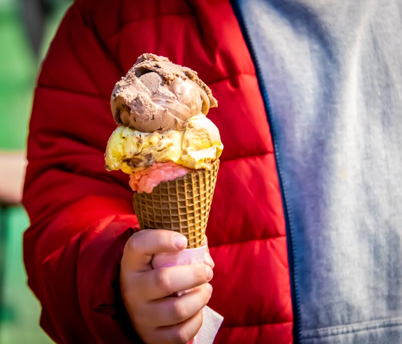 Child's hand holding an ice cream (© iso topon on Unsplash)