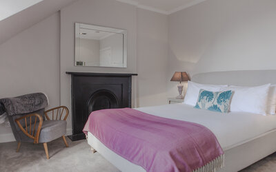 Bright and Spacious Master Bedroom in Edinburgh - Modern bedroom featuring an en-suite shower room, perfect for a stylish and comfortable retreat (© The Edinburgh Address)